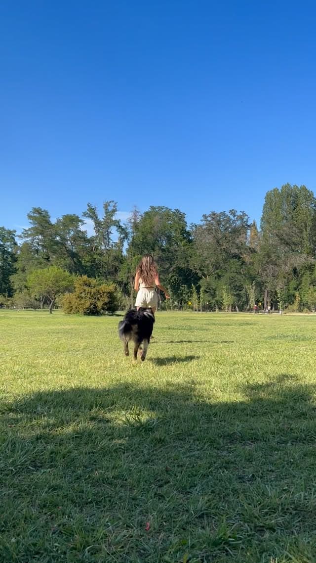Ignacia corriendo con su perro en el parque — yoga y vida al aire libre